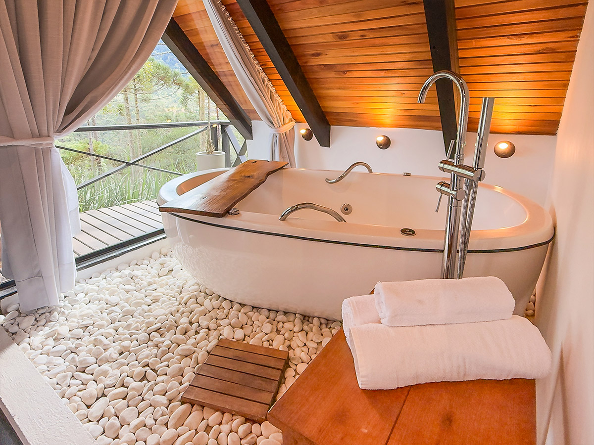 Quarto com cama king-size